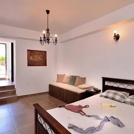 Villa Leon - House In Medieval Town With Spacious Courtyard