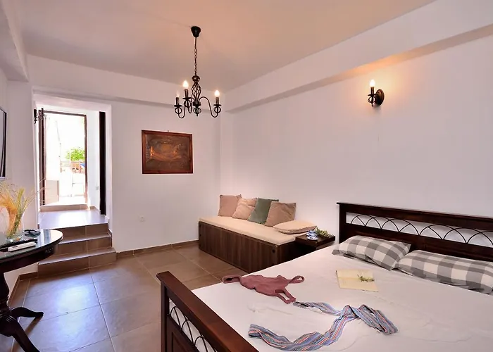Villa Leon - House In Medieval Town With Spacious Courtyard
